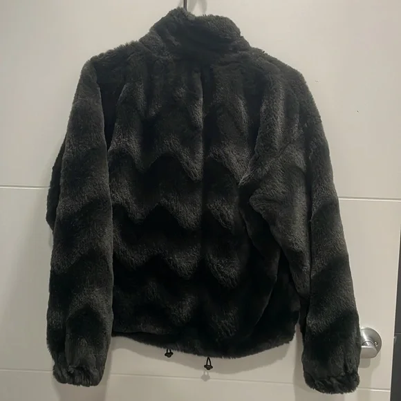 Urban Outfitters Eva Black Faux Fur Coat - Picture 5 of 7
